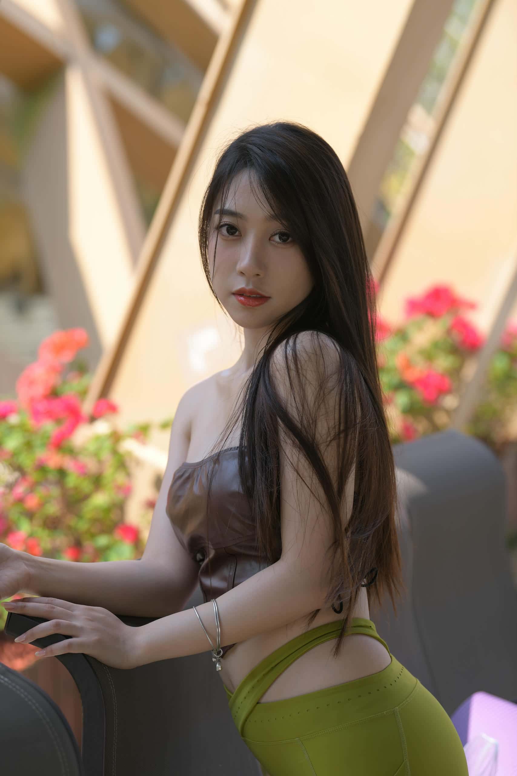 穿绿色瑜伽裤的女孩【669P】P213-七七街拍