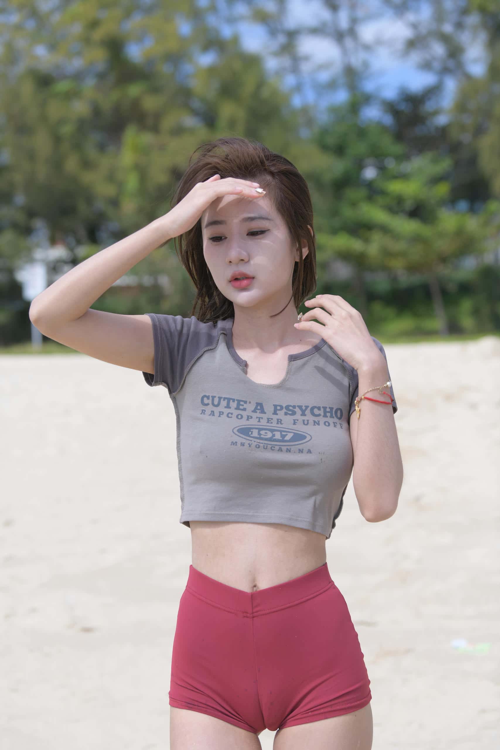 海边尽情玩耍的短发姑娘【784P】P207-七七街拍