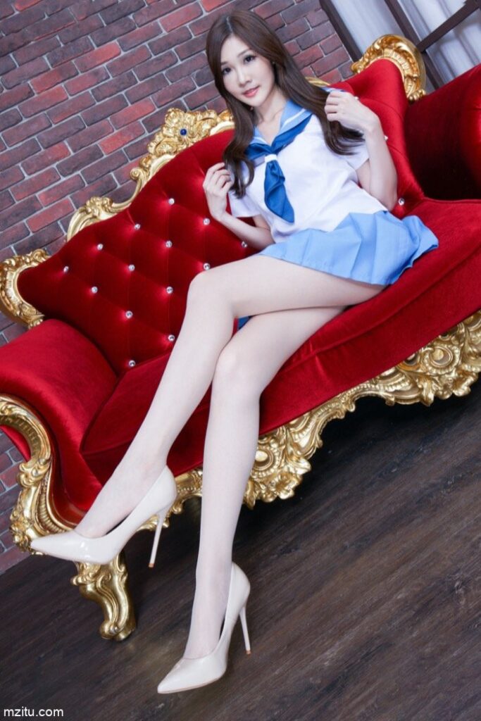 成熟迷人的美少妇，美腿纤细白皙真性感-七七街拍