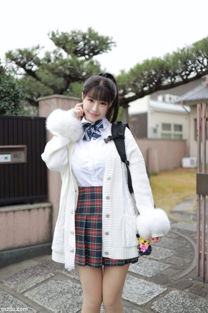 甜美小姐姐朱可儿：下课后来一场尾随的约会-七七街拍