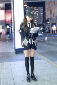 美女你要去何处？商场三楼优衣库-七七街拍